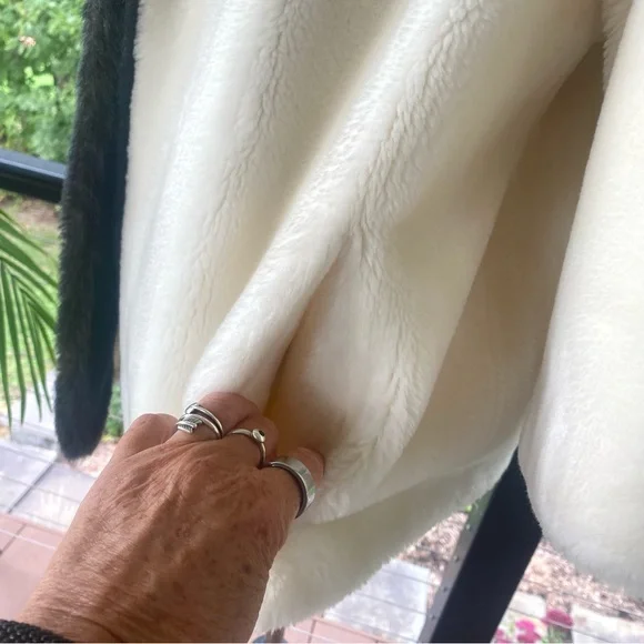 VINTAGE Borgana — Gorgeous Cream and Black Faux Fur Women's Coat— SPECTACULAR ! - Picture 5 of 14